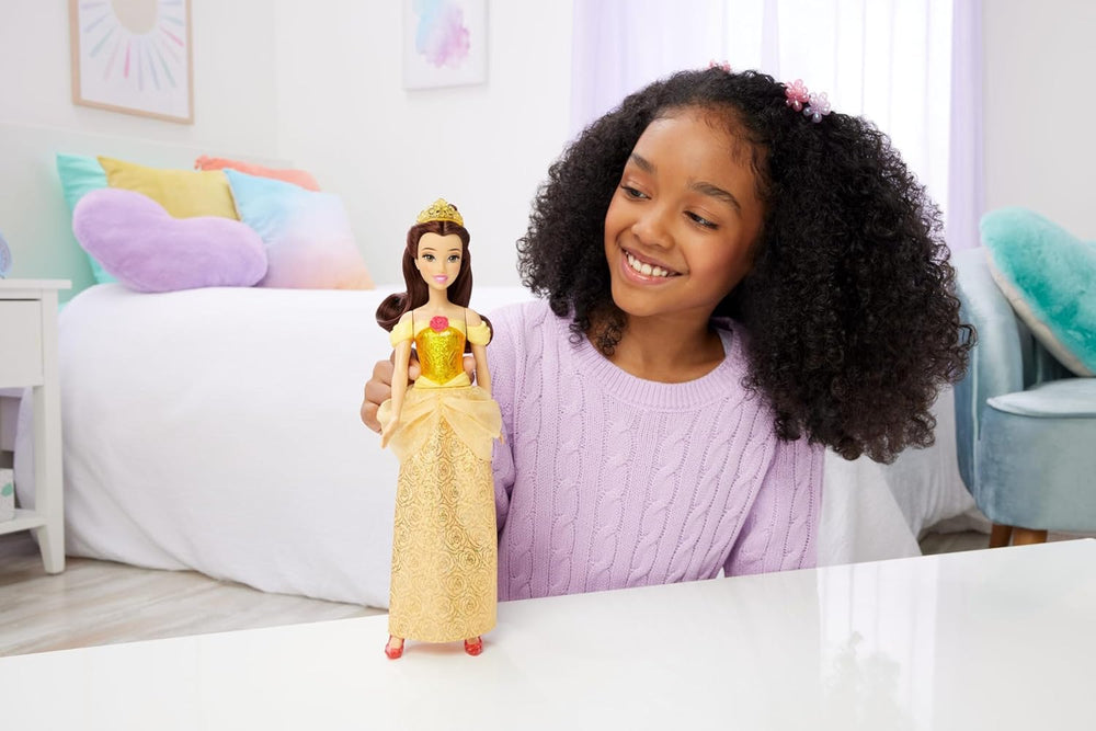 Mattel Disney Princess Toy Poupée articulée Belle avec vêtements et accessoires étincelants Cadeau inspiré du film Disney pour enfants HLW11