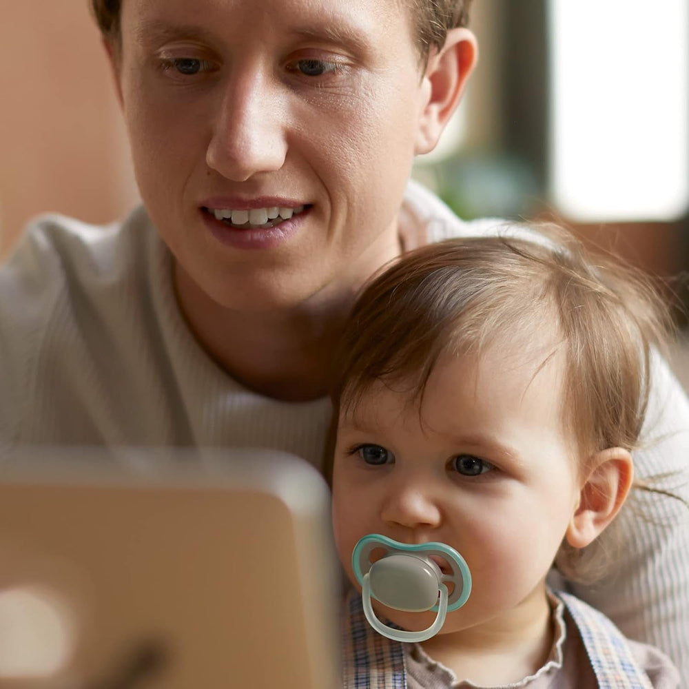 Philips AVENT Lot de 4 sucettes Ultra Air légères et respirantes : 2 sucettes phosphorescentes et 2 sucettes de jour, 18 mois+ (Modèle SCF349/43)