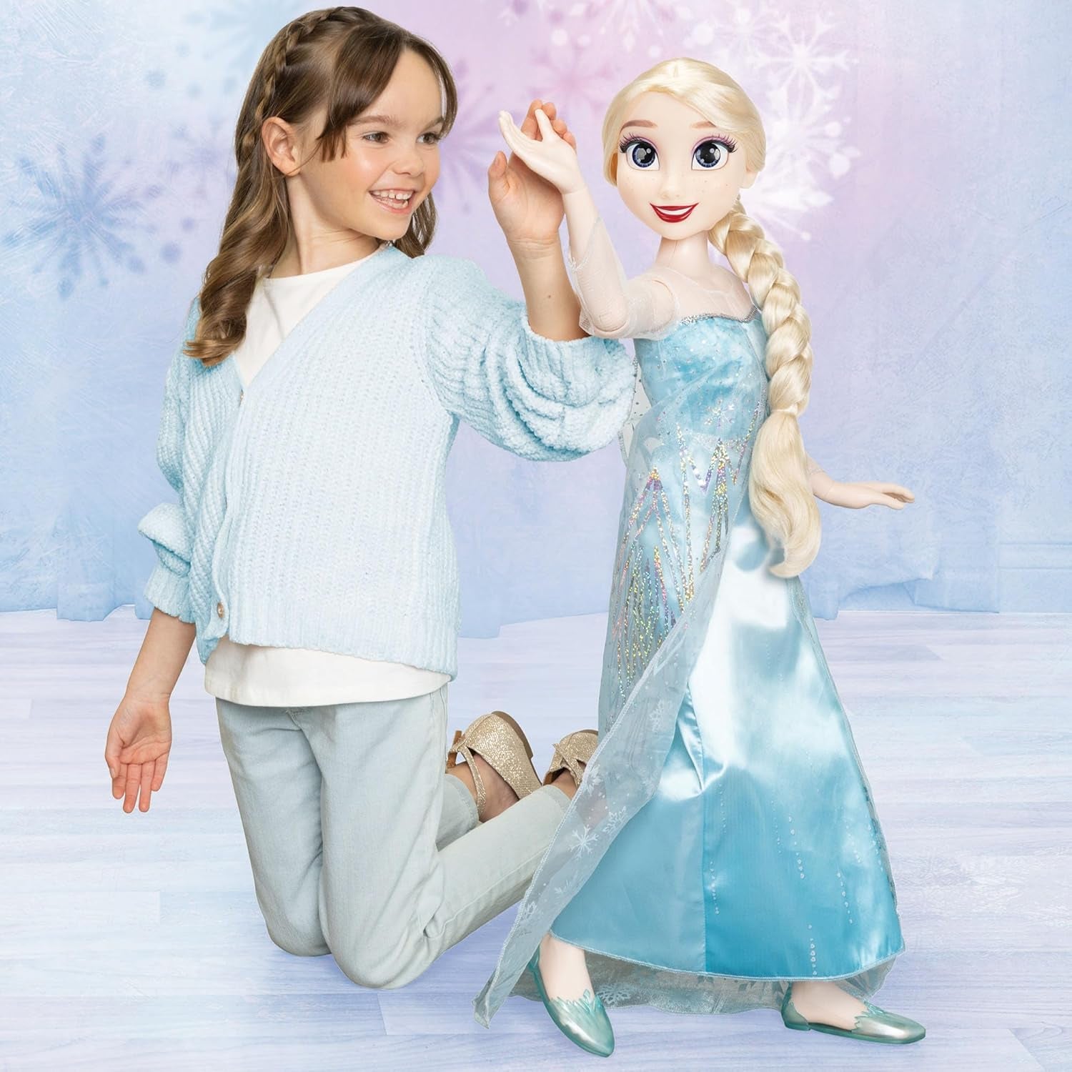 Disney Frozen Playdate Elsa Poupée géante 80 cm par Jakks Pacific Poupée entièrement articulée avec 11 points d'articulation comprenant une brosse à cheveux et des accessoires