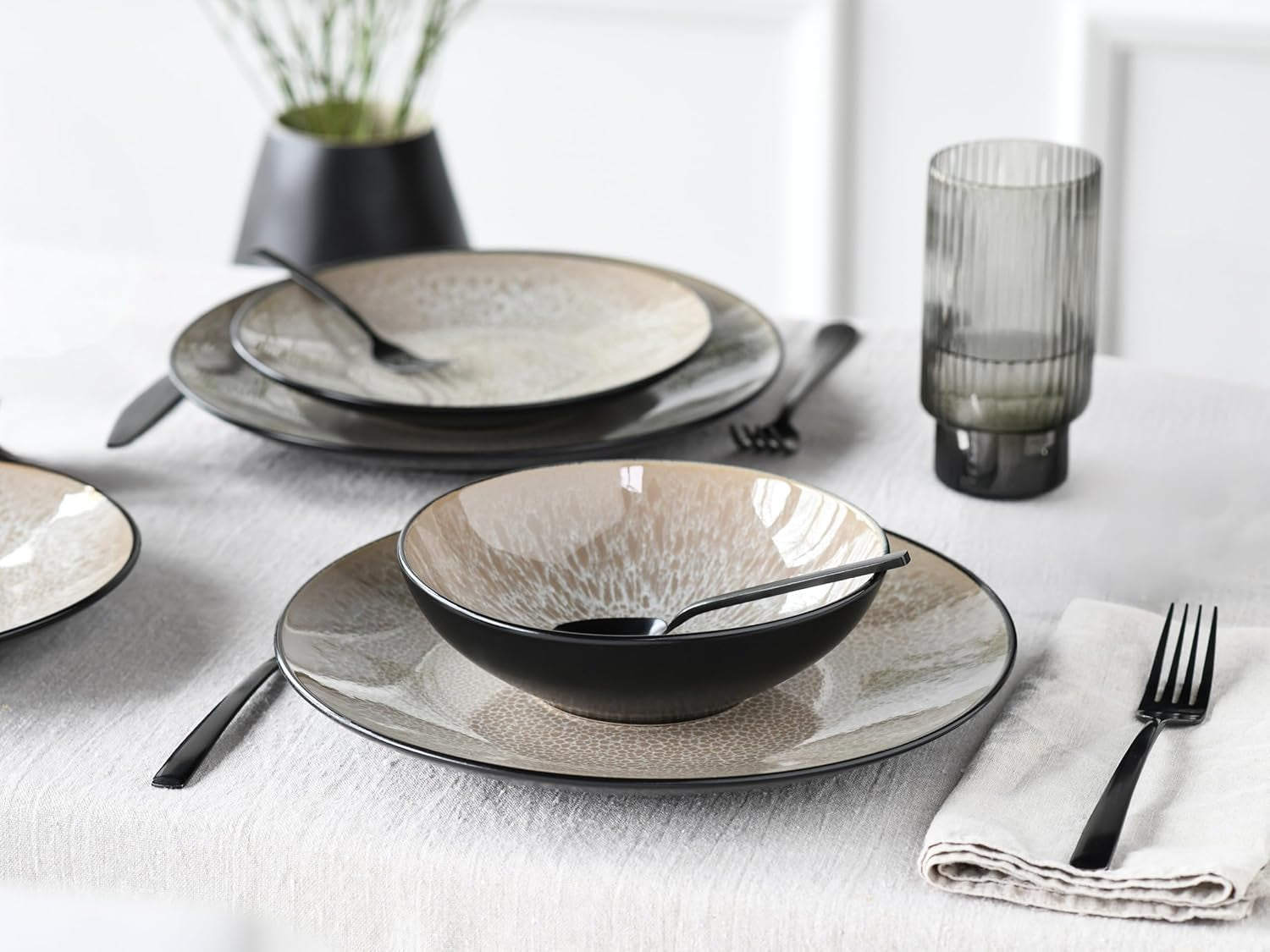 CreaTable, 24464, Série Malmö Beige, Service de table 18 pièces pour 6 personnes, Service d'assiettes en grès, Passe au lave-vaisselle et au micro-ondes, Fabrication de qualité