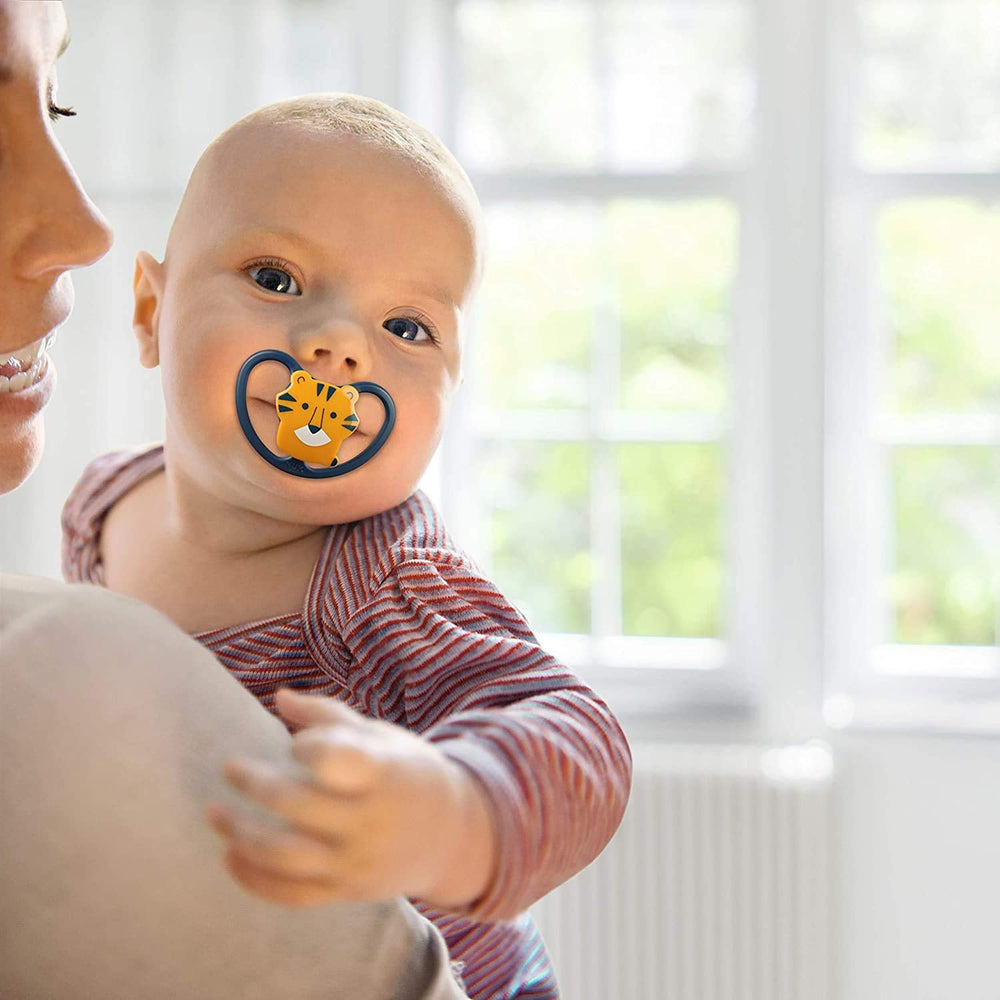 NUK Space Sucette pour bébé 6-18 mois, très grandes ouvertures pour peaux sensibles, silicone sans BPA, motif zèbre, lot de 2