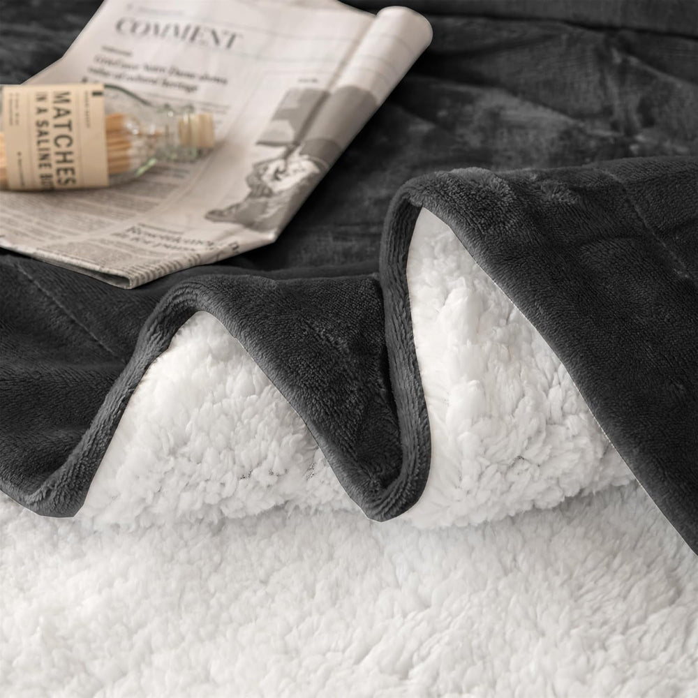 Couverture douillette 150 x 200 cm en polaire noire - Couverture Sherpa de vie - Couverture de canapé chaude et douce pour l'hiver (noir, 150 x 200 cm) Good Nite Beds and Couvertures