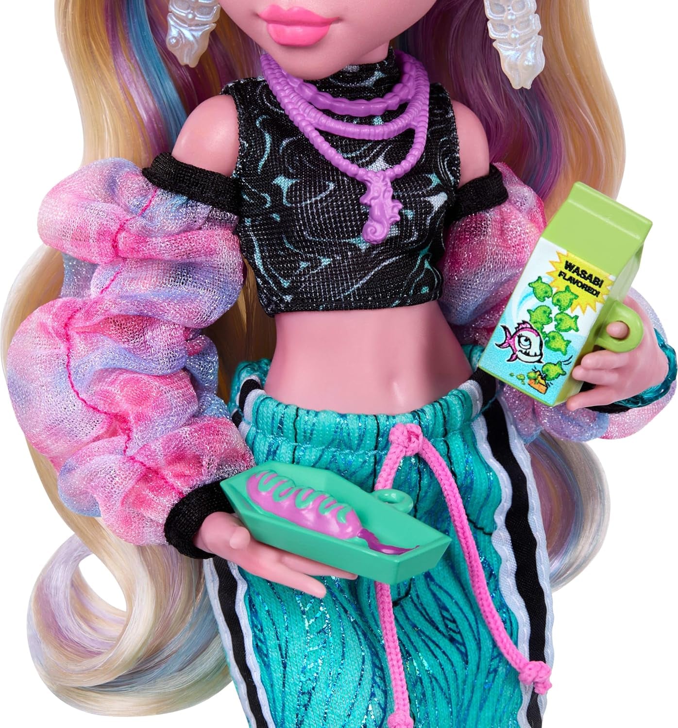 Monster High Lagoona Blue Neptuna Fish Haut court et jupe longue de sport avec 7 accessoires dont lunettes de soleil coquillage, collation et sac, JHK33