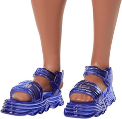 Barbie Fashionistas Ken poupée no. 220 Avec des bretelles et une forme de corps large dans une chemise amovible à motifs orange, un short et des sandales à plateforme, HRH23 Naty Shop Dolls