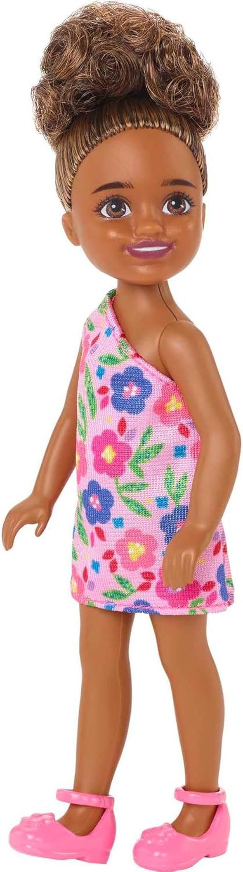 Barbie Chelsea Club – HGT07 – Poupée Articulée Fille Métisse Fleur Rose 15 cm