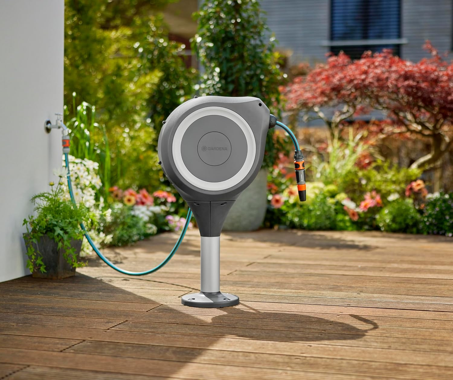 Gardena RollUp M Terrace Hose Box : Boîte résistante aux intempéries avec technologie d'enroulement et tuyau de 20 m pour l'arrosage des jardins en terrasse de taille moyenne, enroulement automatique, blanc (18615-20)