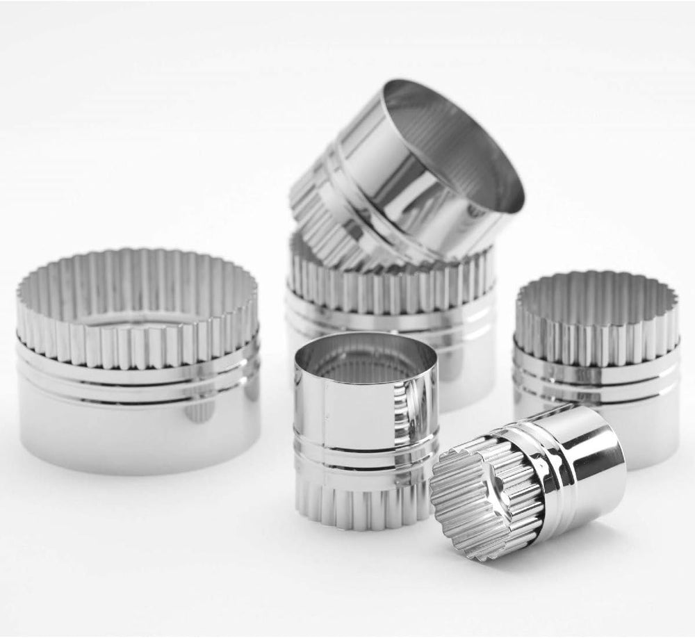 Ensemble de moules à biscuits Thermohauser (acier inoxydable), ronds, bords lisses/incurvés, 6 pièces, diamètre 5,0-11,4 cm, emballés dans une boîte en fer blanc