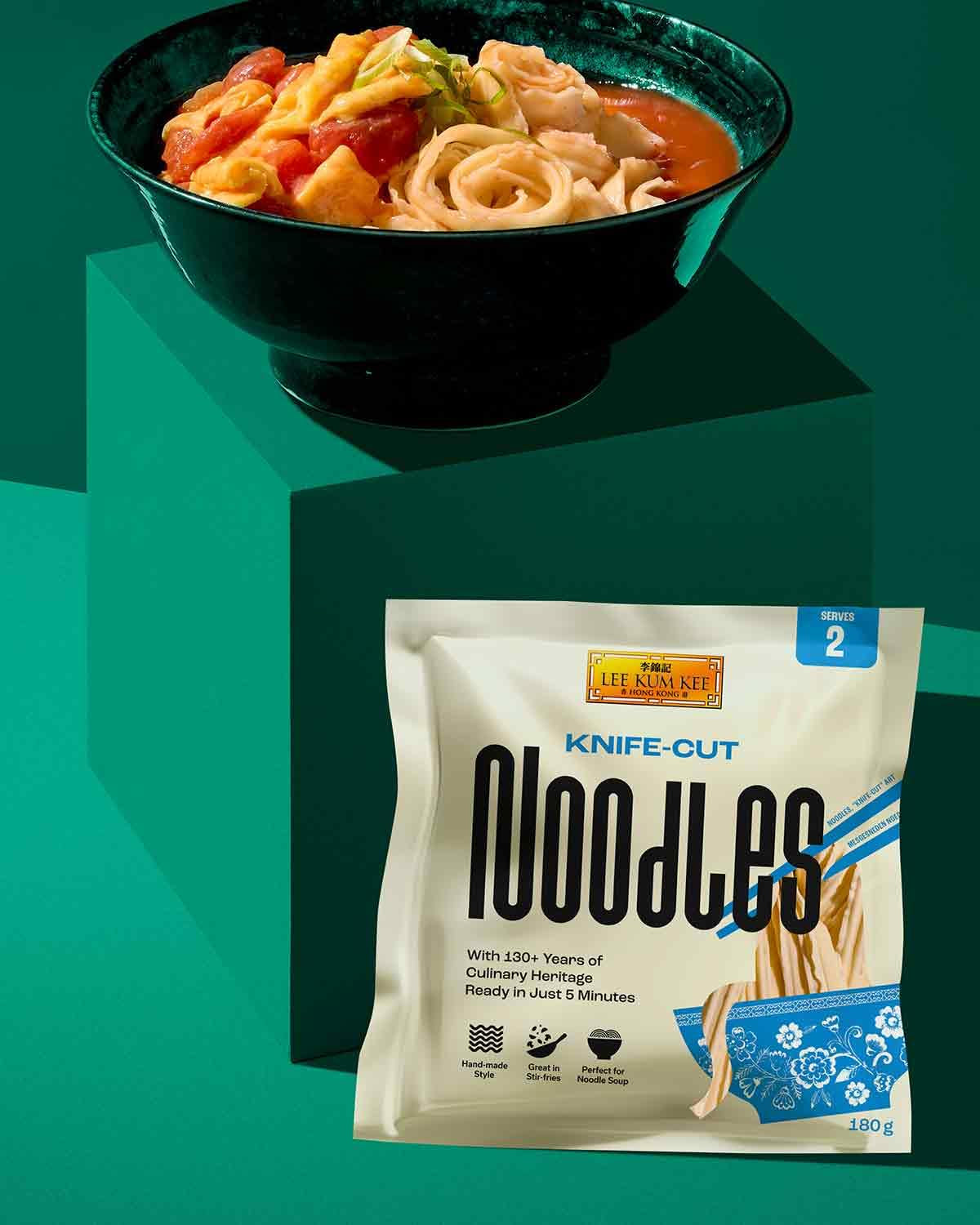 LEE KUM KEE Knife Cut Noodles - Nouilles asiatiques coupées au couteau avec une texture ferme et savoureuse, idéales pour les plats au wok et les soupes, semi-sèches, deux portions par paquet, 6 x 180 g multipack