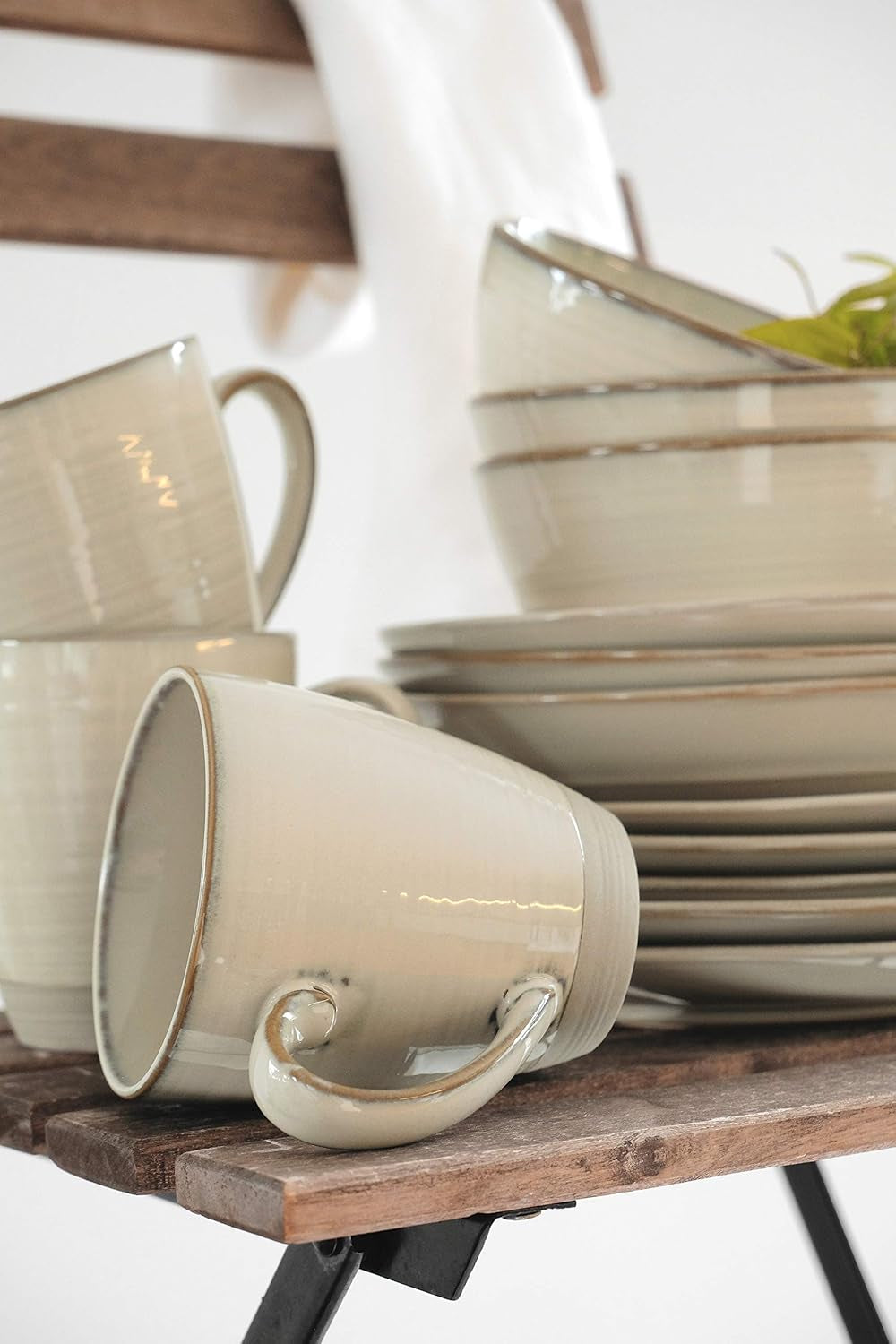 MÄSER 931371 Nottingham Vintage Series Service de table pour 4 personnes, service de table 8 pièces, assiettes plates et assiettes plates, rond irrégulier look rétro, grès, beige