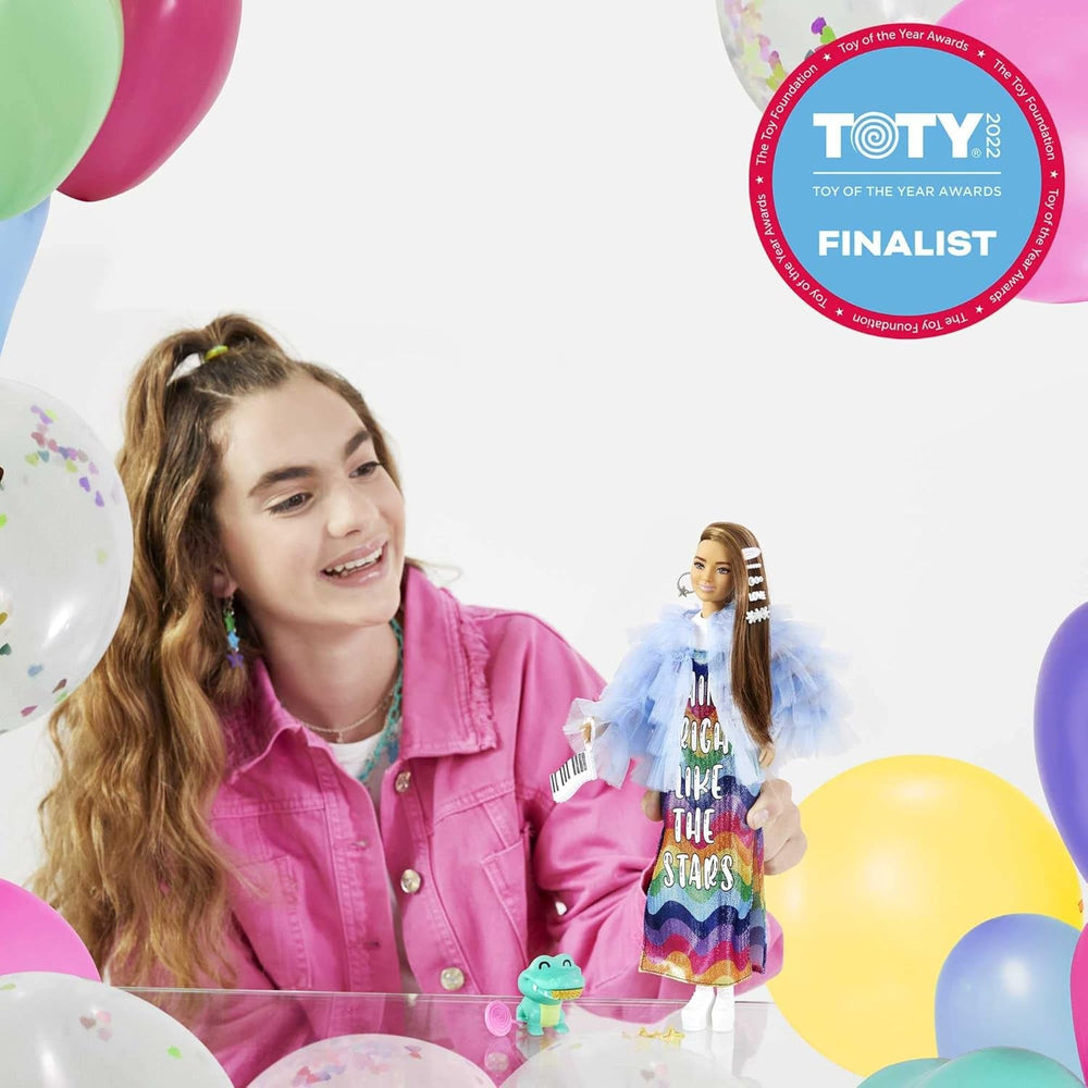 Barbie GYJ78 - Extra Puppe, Regenbogenkleid, Blaue Rüschenjacke, Haustier-Krokodil, Lange brune Haare, mehrlagiges Outfit, Accessoires, Flexible Gelenke, Spielzeug Geschenk für Kinder ab 3 Jahren