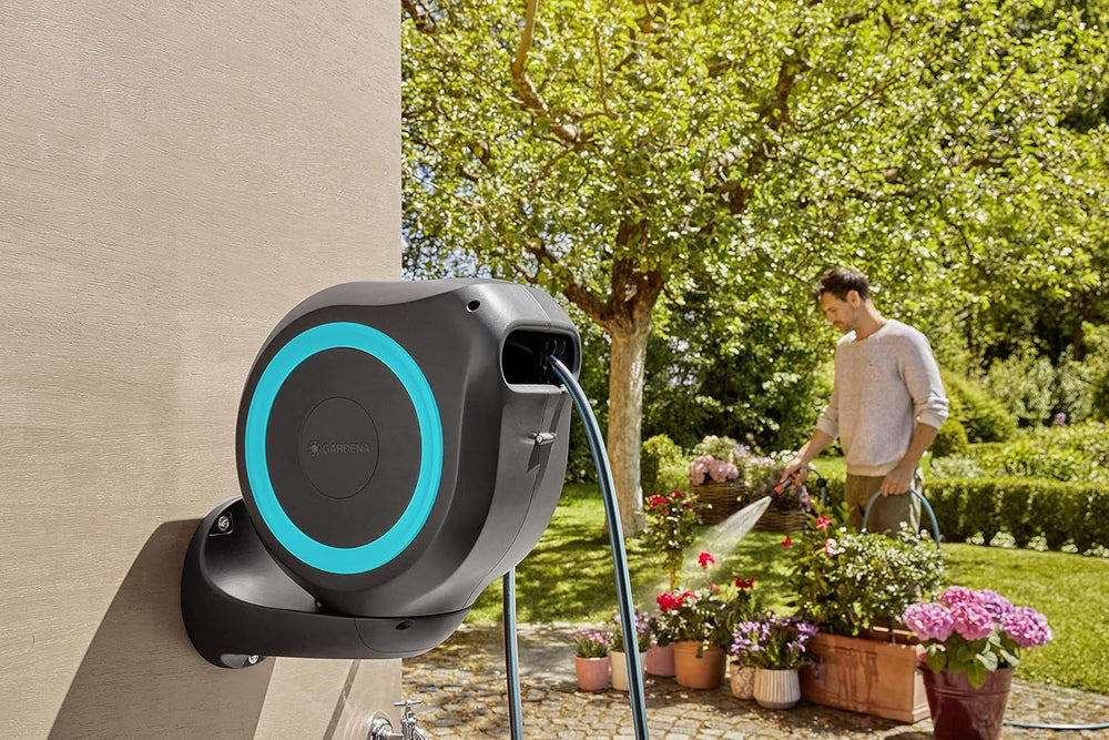 Cutie de furtun de perete Gardena RollUp M (turcoaz) 20m: Irigații flexibile pentru grădini de dimensiuni medii, tambur de furtun rotativ, cu suport de perete, componente ale sistemului și duză de pulverizare, inclusiv furtun de 20m (18610-20)