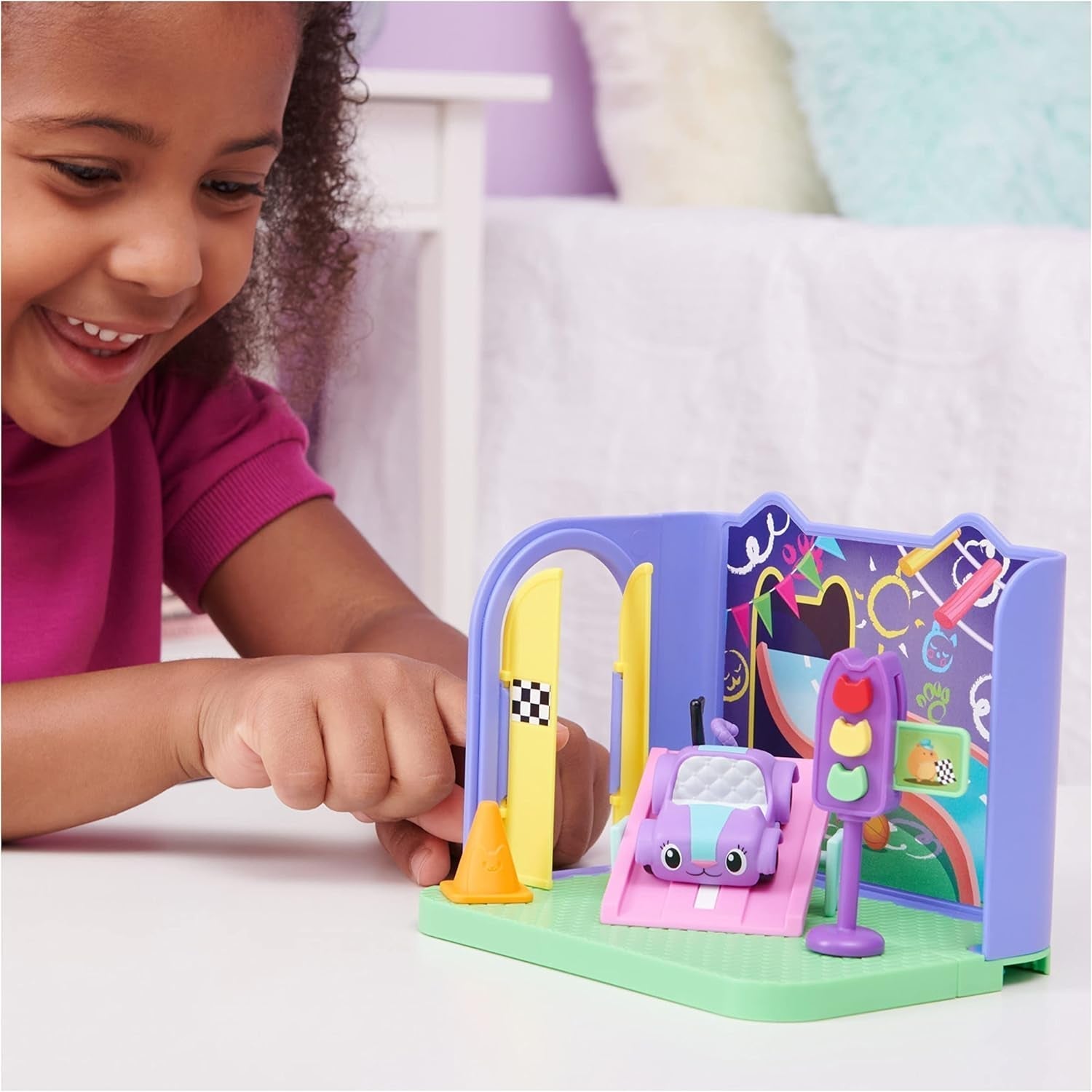 Chambre Deluxe Gabby's Dollhouse, salle de jeux Purr-Ific, salle de jeux avec voiture jouet Carlita, 2 meubles et 2 boîtes surprises avec accessoires, convient aux maisons de poupées à partir de 3 ans Naty Shop