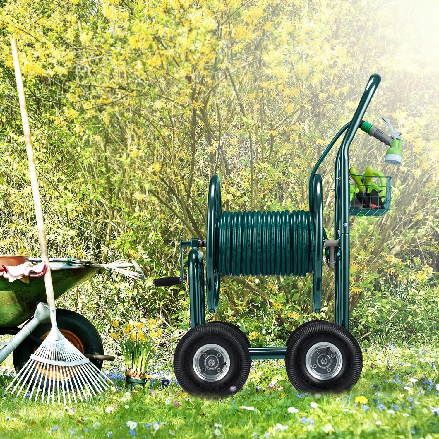 Dévidoir Relaxdays, jusqu'à 90 m, 4 pneumatiques, raccord à clic, enrouleur de tuyau en métal, distributeur de tuyau avec panier, vert