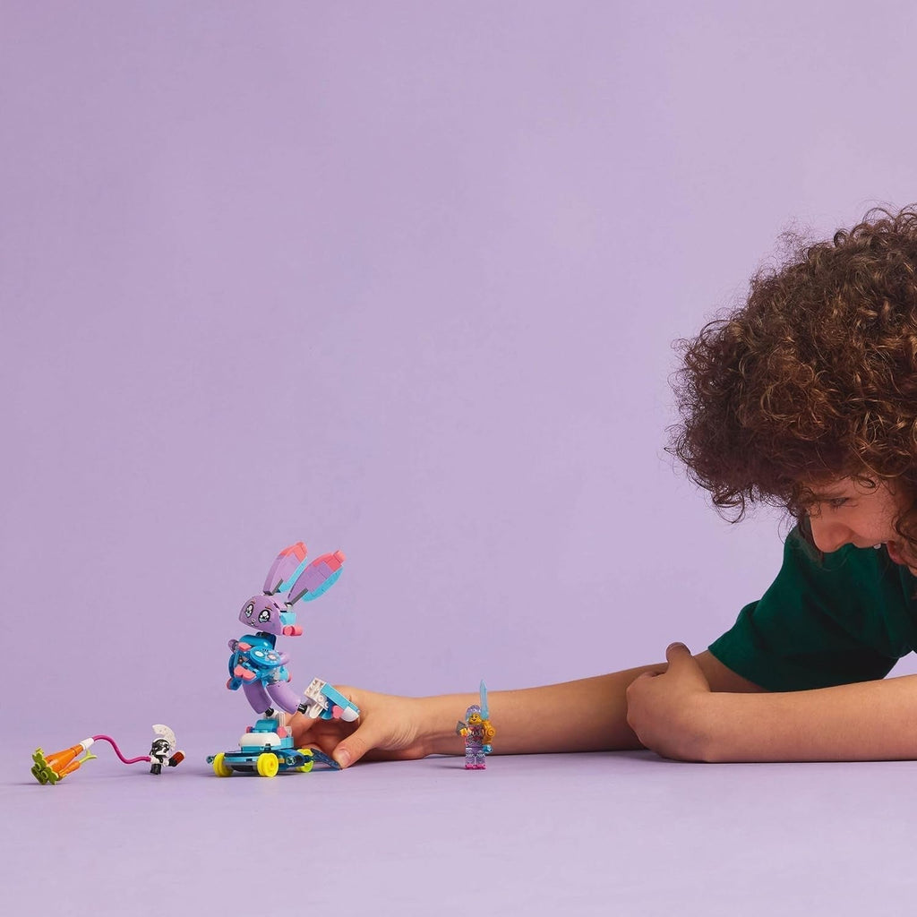 LEGO Dreamzzz Izzie and Bunchurro The Gaming Bunny, jucărie pentru copii 7+, set de joacă 2 în 1 cu Hero Minifigure și Cyberling pentru o experiență de joacă imaginativă 71490 Seturi de constructie Besuche den LEGO-Store