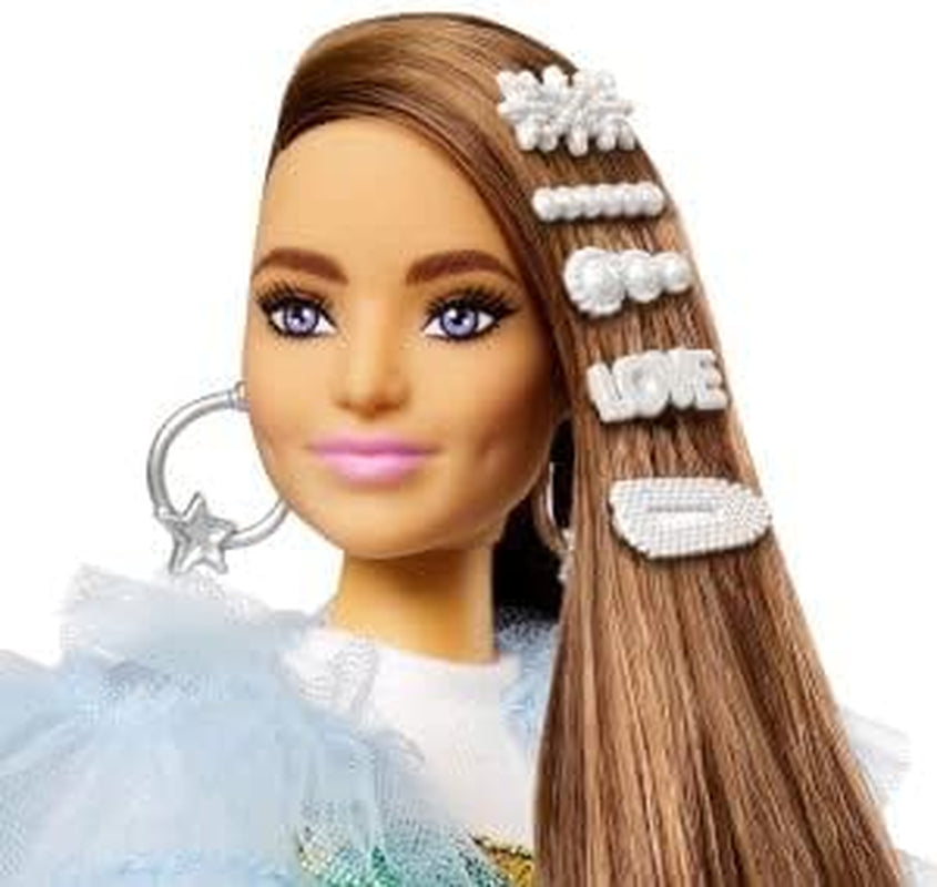 Barbie GYJ78 - Extra Puppe, Regenbogenkleid, Blaue Rüschenjacke, Haustier-Krokodil, Lange brune Haare, mehrlagiges Outfit, Accessoires, Flexible Gelenke, Spielzeug Geschenk für Kinder ab 3 Jahren