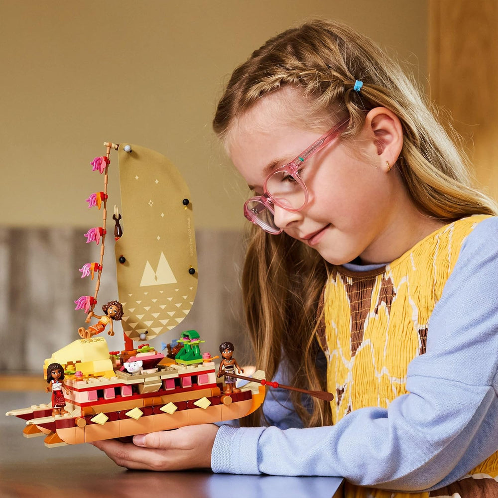 LEGO ǀ Disney Vaiana 2 : Vaianas Abenteuerfloß - Spielzeug Boot mit Textilsegel, abnehmbarem Deck, Lagerfeuer & 3 Minifiguren, inkl. Loto et Moni – Jeux pour filles à partir de 6 ans et fans – 43270