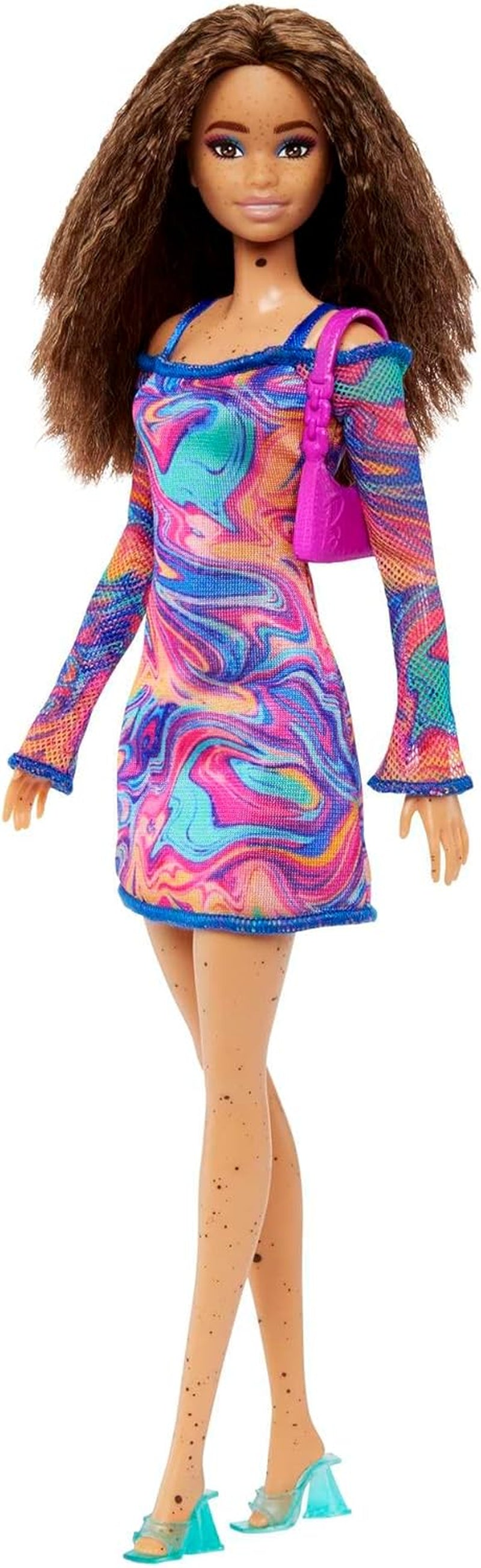 Poupée Barbie Fashionistas no. 206 - Cheveux ondulés et taches de rousseur - Robe moderne en marbre arc-en-ciel, sac à bandoulière et chaussures vertes - À partir de 3 ans, HJT03