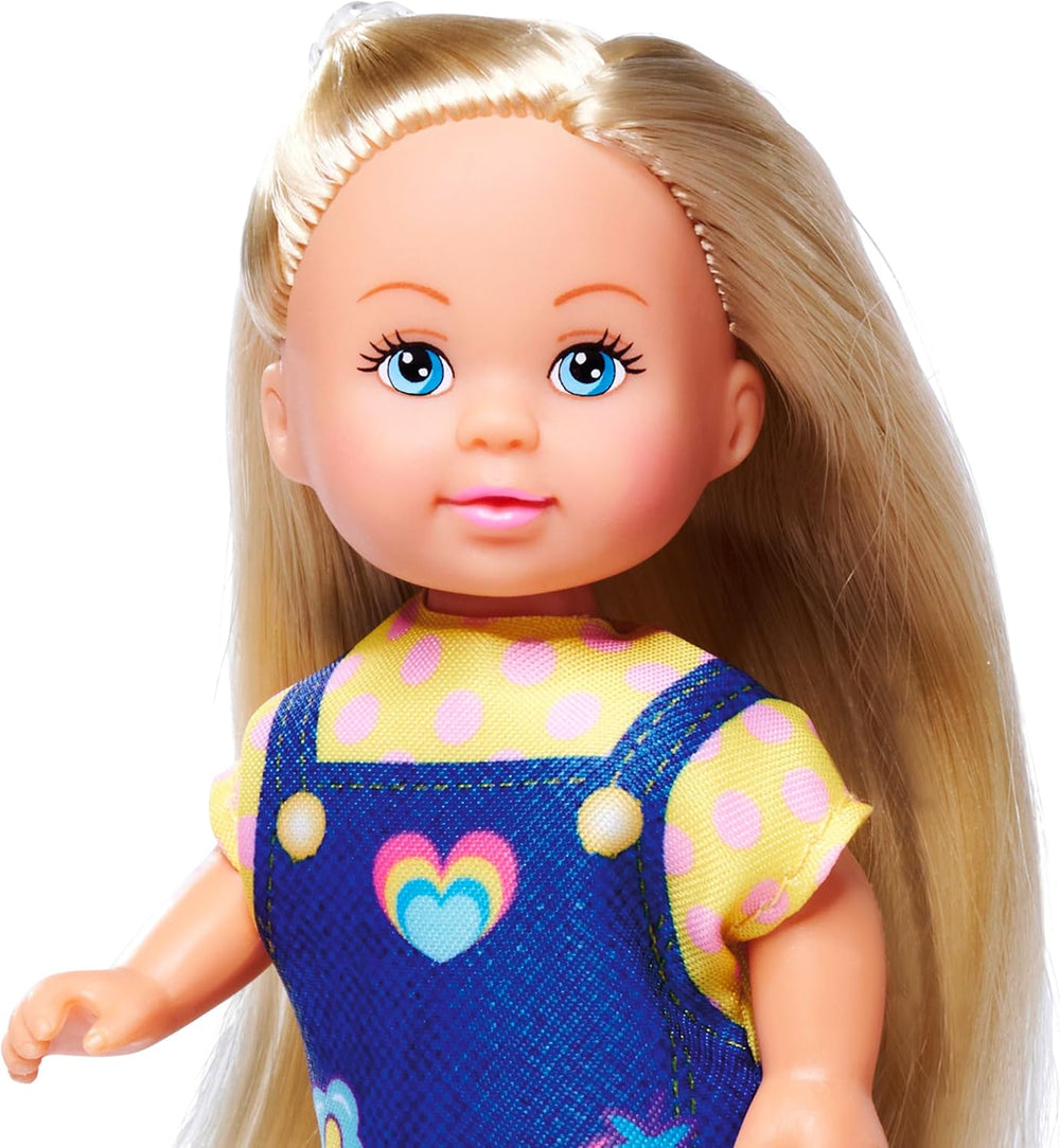 Poupée mannequin Simba Evi Love portant une jolie robe en jean, comprenant deux autres tenues avec d'adorables imprimés et des baskets, 12 cm, à partir de 3 ans