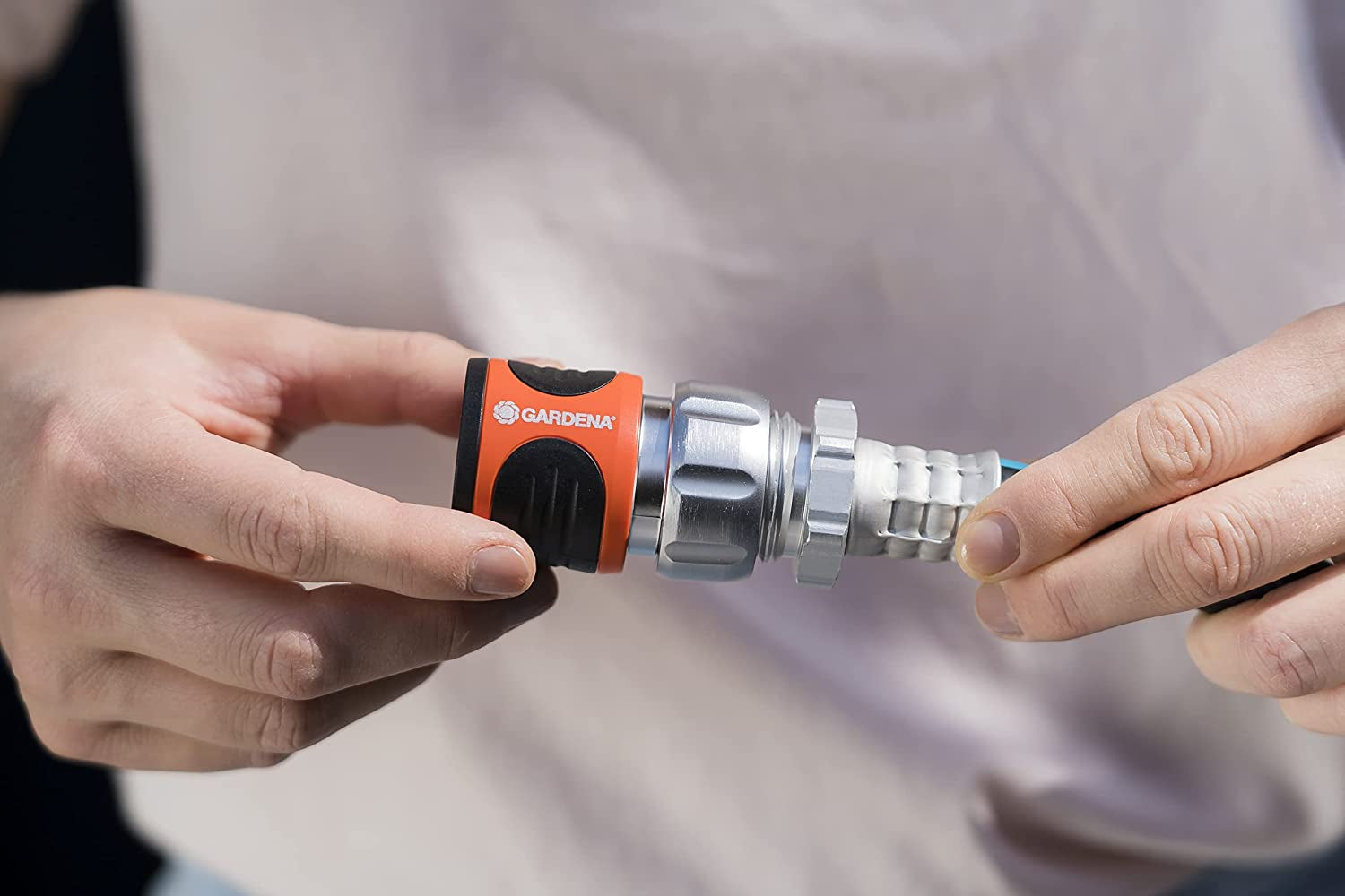 Gardena 39042-M Set de pornire cu cuplaj rapid metalic pentru furtunuri de grădină, cuplaje rapide și accesorii în câteva secunde, 4 piese, inclusiv adaptoare anti-scurgere pentru ștecher și priză