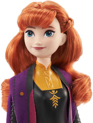 Mattel DISNEY Die Eiskönigin 2 Anna-Modepuppe - beweglich, Reiseoutfit, abnehmbarer Umhang, kämmbare Haare, für Kinder, alle Puppen separat erhältlich, HLW50, Black-purple
