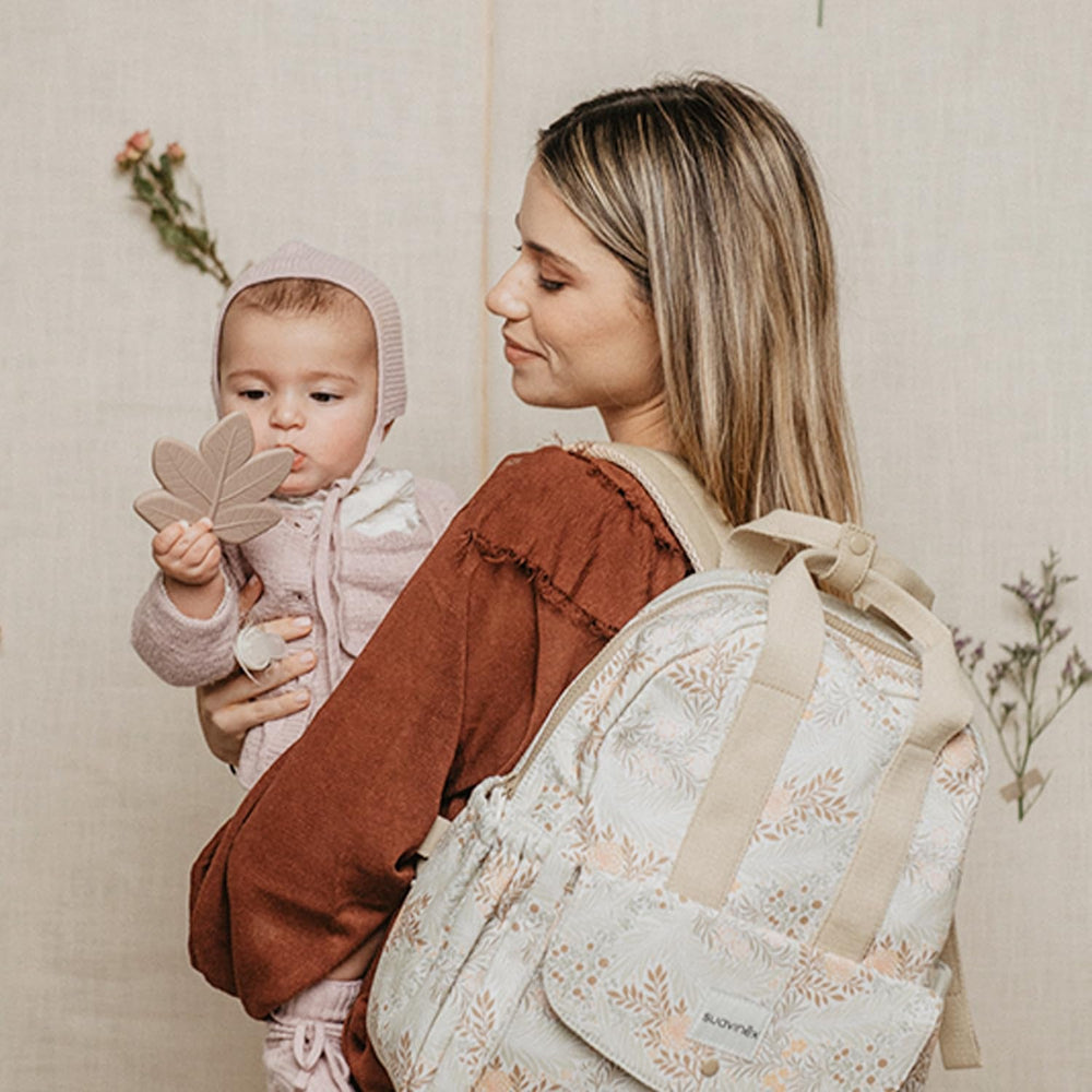 Suavinex, anneau de dentition monobloc en silicone. Doux, flexible, sûr. Apaise et apaise les gencives de bébé. Ergonomique, facile à saisir, texturé/relief. Design avec forêt, Poésie, Vert