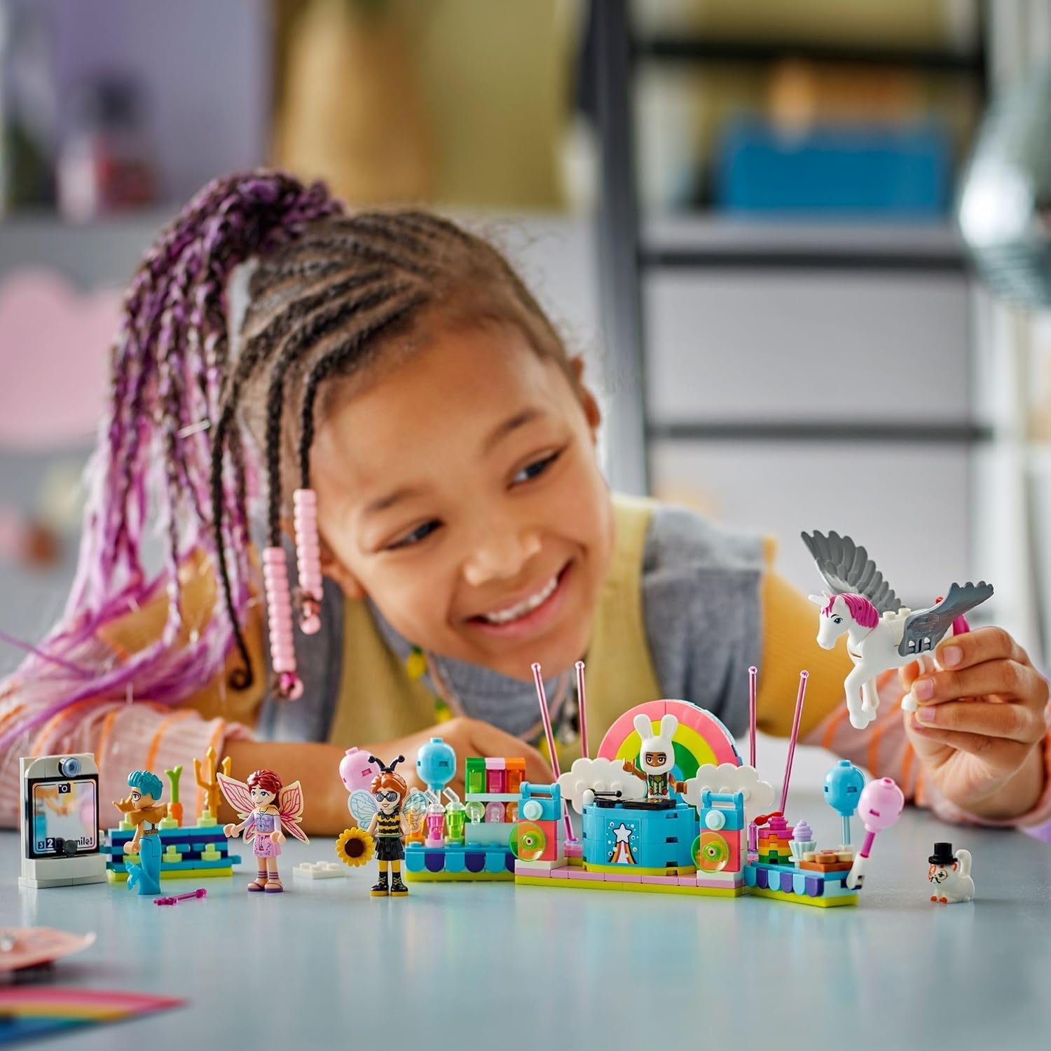 LEGO Friends Fête costumée avec un cornet et des frais - Un jeu pour les filles à partir de 6 ans - Une fille, un DJ-Pult, 4 mini-poupées, le Katze Churro et un Pferdefigur sowie lustigem Zubehör - Idée cadeau - 42661