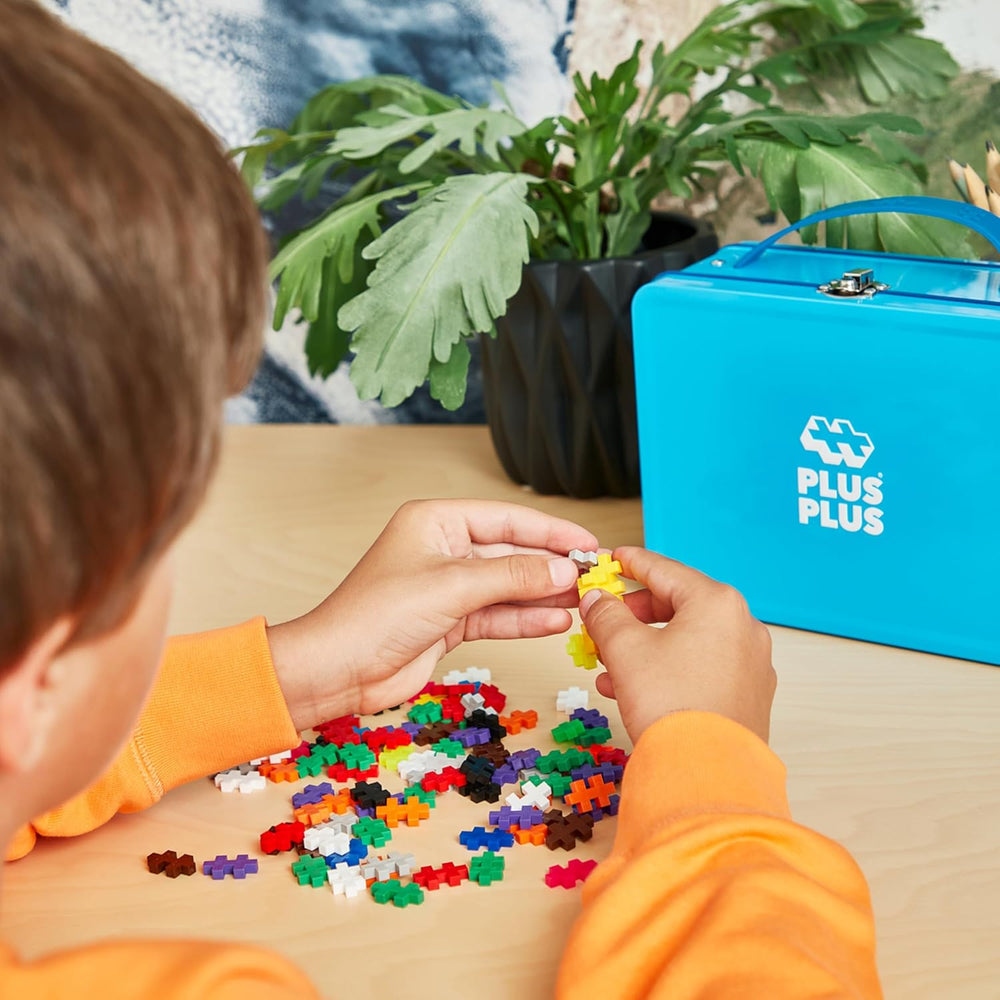Plus-Plus 9607002 Geniales Konstruktionsspielzeug, Basic, Bausteine-Set dans une boîte métallique pratique avec Henkel, 600 pièces, cartonné