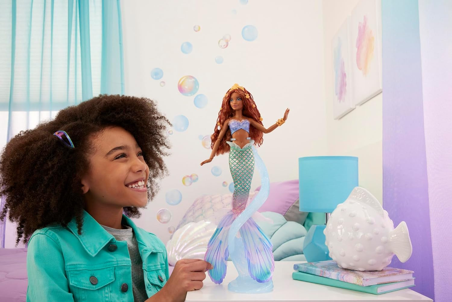 Mattel Disney Ariel La Petite Sirène – Poupée Sirène de luxe avec perles de cheveux et support de poupée pour un jeu et une exposition imaginatifs, pour les enfants de 3 ans et plus, HNF42