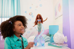 Mattel Disney Ariel La Petite Sirène – Poupée Sirène de luxe avec perles de cheveux et support de poupée pour un jeu et une exposition imaginatifs, pour les enfants de 3 ans et plus, HNF42
