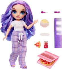 Rainbow High Junior High PJ Party Doll - Violet - 22 cm avec combinaison douce, chaussons et accessoires de jeu - Jouet pour enfants - Idéal pour les 4-12 ans