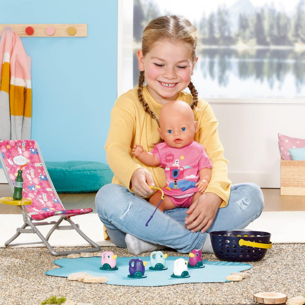 BABY born 832790 Weekend Fishing - Ensemble d'accessoires pour poupée de pêche avec chaise longue aux imprimés vifs, table d'appoint, verre, panier, canetons et canne à pêche et chemise longue rose, Rose