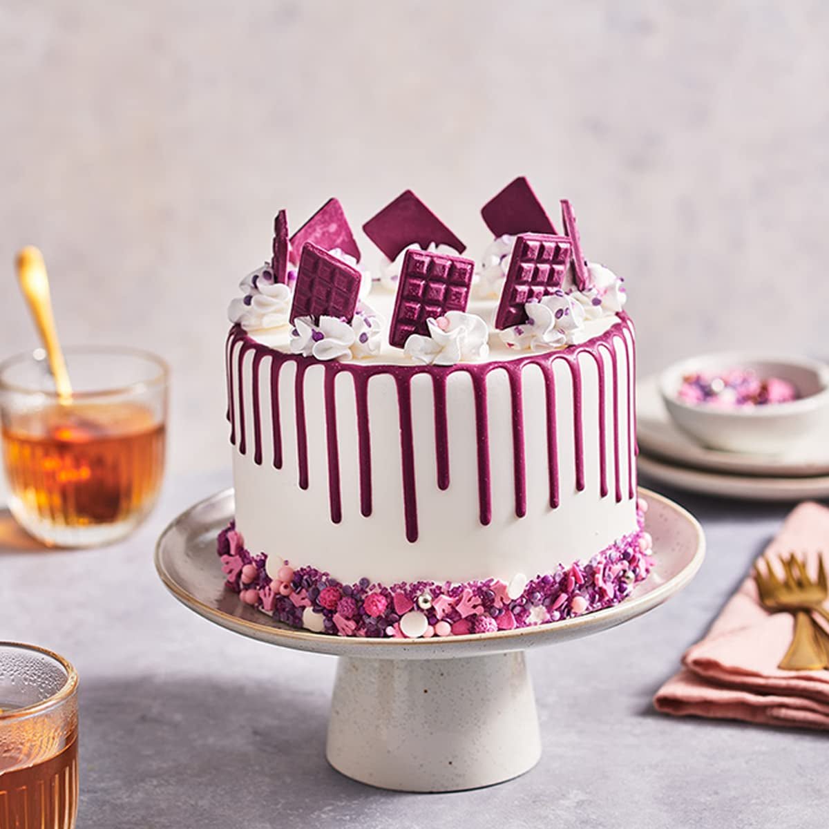 FunCakes Choco Drip Royal Purple (violet): Aromă delicioasă, Ușor de folosit, Perfect pentru prăjituri cu picurare, Aromă de ciocolată cu picurare. Pachet resigilabil 180 g. Pasta de zahar Naty Shop