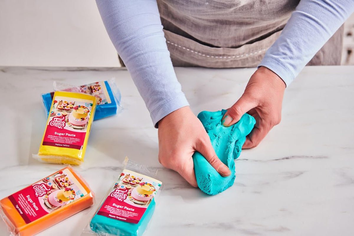 FunCakes Roll Fondant Elegant Ivory : facile à utiliser, lisse, souple, souple et malléable, parfait pour décorer les gâteaux, halal, casher et sans gluten, 250g de Pâte à Sucre Naty Shop